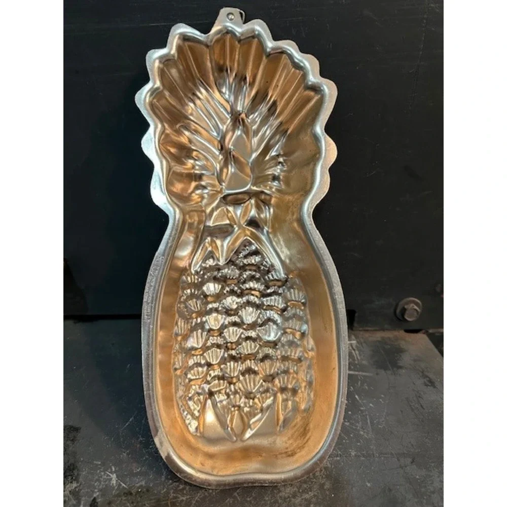 Vintage Aluminum Pineapple Mold Wall Hanging‎ Kitchen Decor Pink Tone 10.5 Inch